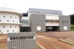 東中との統合議論が再開される第五中=6月17日、柏崎市宮平