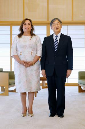 ペルーのボルアルテ大統領との会見に臨まれる天皇陛下=8日午後、皇居・御所
