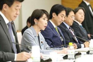 　経団連や連合との会議であいさつする高市首相（左から２人目）＝２０２５年１１月、首相官邸