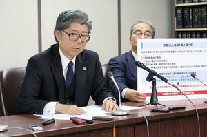 取材に応じる世界平和統一家庭連合代理人の福本修也弁護士(左)=2月22日、東京・霞が関の司法記者クラブ