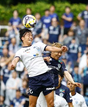 福岡-横浜FC 前半、競り合う横浜FC・山田(左)と福岡・見木=ベススタ