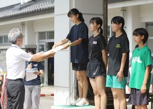 女子走り高跳び優勝の三条一の南雲愛(右から4人目)と2位の十日町南の中沢萌花(右から3人目)=新発田市