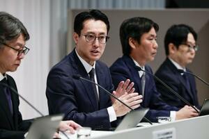 記者会見するプルデンシャル生命の得丸博充社長(左から2人目)=22日午後、東京都千代田区