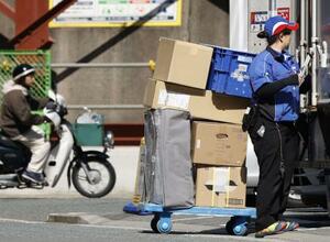 トラックから降ろされた荷物=2024年4月、福岡市