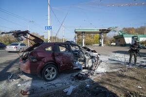 ロシアの無人機攻撃で記者ら2人が死亡した現場=23日、ウクライナ東部ドネツク州(ゲッティ=共同)