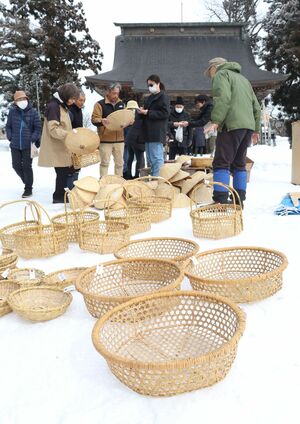 参拝客らでにぎわった一宮神社の農具市=南魚沼市大里