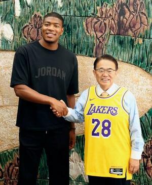 愛知県の大村秀章知事(右)を表敬訪問したNBAレーカーズの八村塁選手=20日午前、愛知県公館