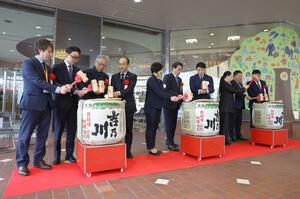 関係者らが鏡開きを行い、開店40周年の節目を祝ったセレモニー=4月3日、新潟市中央区の新潟伊勢丹