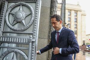1日、モスクワのロシア外務省の建物に到着したアゼルバイジャン大使(タス=共同)