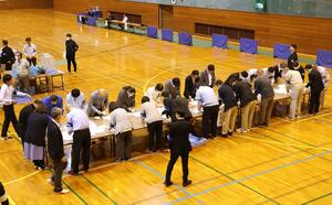 市総合体育館で行われた柏崎市長選の開票作業=11月17日、柏崎市半田