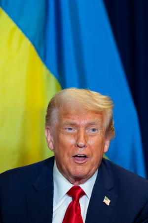 23日、ニューヨークで、ウクライナのゼレンスキー大統領と会談したトランプ米大統領(ゲッティ=共同)