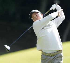 第1日、12番でティーショットを放つ吉田泰基。5アンダーで首位=成田ヒルズCC