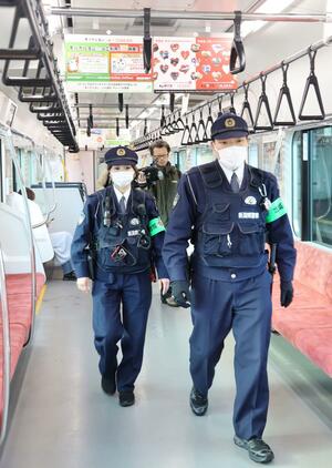 受験生を狙う痴漢や盗撮を防ぐため、列車内を警戒する警察官ら＝１６日、新潟市西区