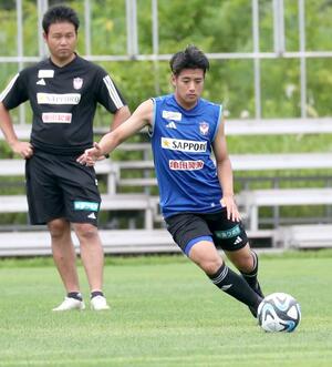 得点に絡むプレーで貢献しようと練習するMF松田詠太郎=聖籠町