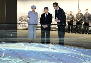 原爆資料館を視察される天皇、皇后両陛下=19日午後、広島市(代表撮影)