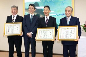 鈴木康之副知事（左から２人目）から３人に賞状が贈られた「農の匠」表彰式＝１５日、県庁