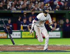 　８回日本２死一、二塁、周東が右越えに３ランを放つ＝東京ドーム