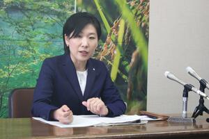 最後の定例記者会見に臨んだ桑原悠町長=10日、津南町役場
