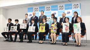 感謝状贈呈式に臨んだ専門学校の生徒ら=新潟市中央区新光町