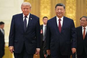 　北京の人民大会堂で夕食会に臨むトランプ米大統領（左）と中国の習近平国家主席＝１４日（ＡＰ＝共同）