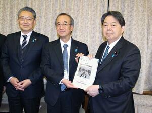 林芳正総務相(右)に要望書を手渡す花角英世知事=20日、国会