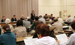 公共施設の開館日時変更を巡り、市民からさまざまな意見が寄せられた住民説明会=11月17日、加茂市幸町2