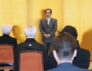 日本芸術院の新会員として辞令を受け、あいさつする大矢紀さん＝２日、東京都台東区