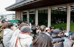 WBC日本代表の強化合宿を訪れ、ブルペンで練習する選手を見守るファン=17日、宮崎市