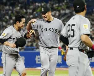 5回を投げ終え、ベンチに戻る巨人・田中将。左は二塁手中山=神宮