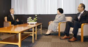 拉致被害者の曽我ひとみさん(中央)と面会する、在日米国大使館のジェローム・ライアン1等書記官(左)=5月13日、佐渡市