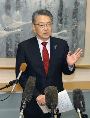 県市長会臨時総会の終了後、囲み取材に応じる市長会長の関口芳史十日町市長＝１１月２８日、新潟市中央区新光町４の新潟県自治会館