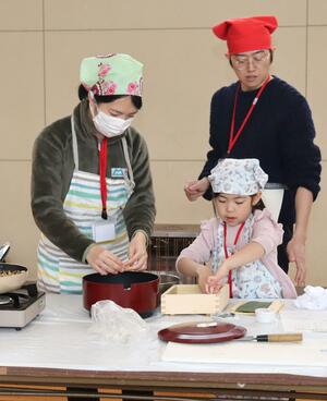 押しずし作りに挑戦する家族連れ=2月4日、上越市吉川区
