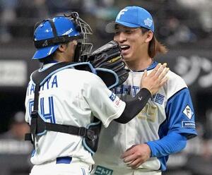 　ロッテ戦で無安打無得点試合を達成し、田宮裕涼捕手と喜ぶ日本ハム・細野晴希投手＝３月３１日、エスコンフィールド北海道