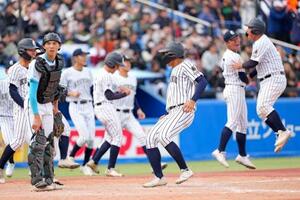 山梨学院戦の9回、菰田の暴投で九州国際大付・吉田(手前右)がサヨナラの生還=神宮