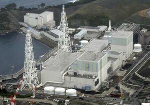 中国電力島根原発2号機(手前)。奥は1号機=2024年11月、松江市