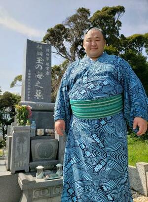 所属部屋の大先輩である元横綱玉の海の墓参りに訪れた幕内玉鷲=6日、愛知県蒲郡市