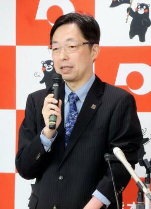 　記者会見する熊本県の木村敬知事＝１３日午前、熊本県庁