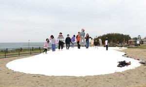 活性化事業「ハマベリング!!!」の一環で「ふわふわドーム」が整備された西海岸公園=4月4日、新潟市中央区西船見町