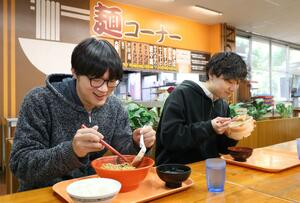 長岡技科大で人気の油そばを食べる学生=長岡市上富岡町