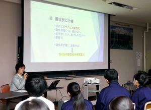 直江津中で行われた薬害についての特別授業=上越市西本町4