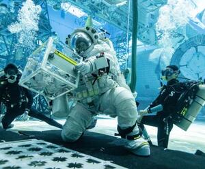 アクシオムスペースが開発中の宇宙服を着用し、水中で訓練する飛行士=2025年10月、米テキサス州ヒューストン(NASA提供)
