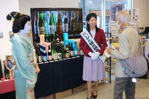 新潟酒蔵ツーリズム推進協議会発足を記念して開かれた、県産日本酒をPRするイベント=5日、東京・日本橋