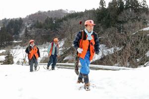 イノシシの巻狩りに出動する栃尾地域の鳥獣被害対策実施隊のメンバー=長岡市土ケ谷