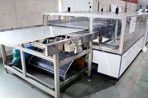 　リサイクルのため、ガラス板（上）と表面部分のシートに分けられた太陽光パネル＝１９日、東京都大田区