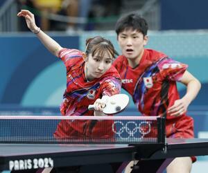 混合ダブルス1回戦 北朝鮮ペアと対戦する張本智和(右)、早田ひな組=パリ(共同)