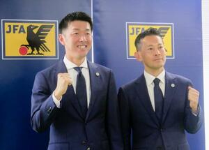 サッカーW杯北中米3カ国大会の担当審判員に選ばれた荒木友輔主審(左)と三原純副審=13日、東京都内