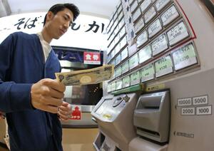 毎日多くの人が利用する「万代そば」の券売機。月内に新紙幣対応機に入れ替える=6月3日、新潟市中央区