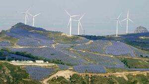 中国河北省張家口市の風力発電と太陽光発電の施設=2023年9月(共同)