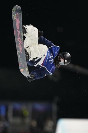 男子ハーフパイプ予選　エアを決める平野歩夢＝リビーニョ（共同）