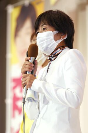 落選が確実となり、支持者にあいさつする＝７月１０日午後９時４７分、新潟市中央区